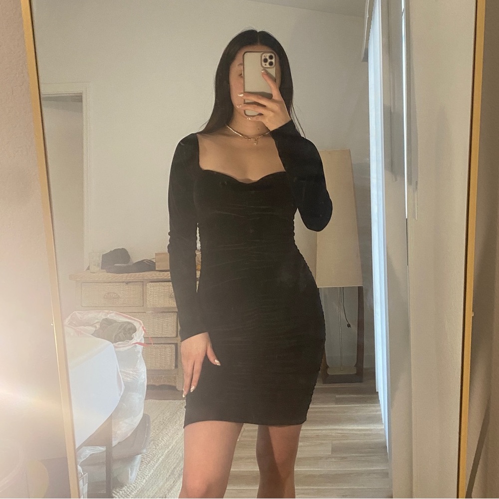 Black Long Sleeve Velvet Sweetheart Dress